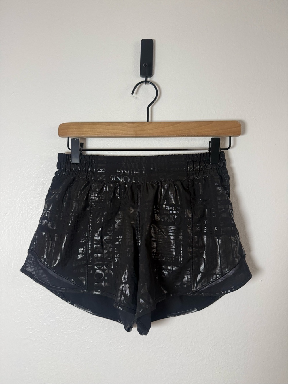Lululemon Hotty Hot Short II *Long 4" Manifesto
20YR Manifesto Foil Black Black - Picture 2 of 6